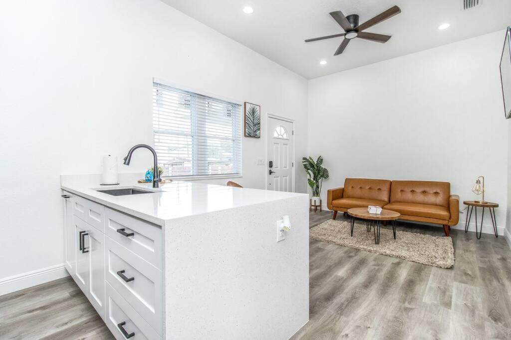 2Br Spacious House In Heart Of West Tampa Eksteriør billede